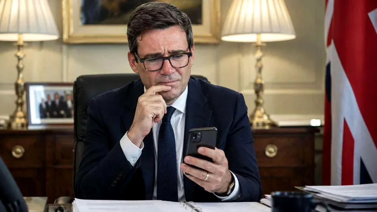 Breșă de securitate la Londra: miniștri britanici, victimele unei fraude prin SMS deghizate în mesaje de la administrația Trump