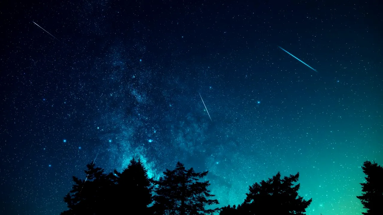 Nopți spectaculoase în octombrie: când pot fi văzute ploile de meteori și „Luna Vânătorului”