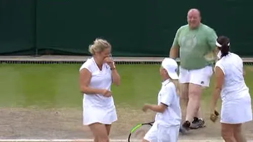 Moment hilar la Wimbledon. Cum s-a descurcat pe teren un fan, după ce a fost îmbrăcat într-o fustă de tenis de Kim Clijsters. VIDEO 