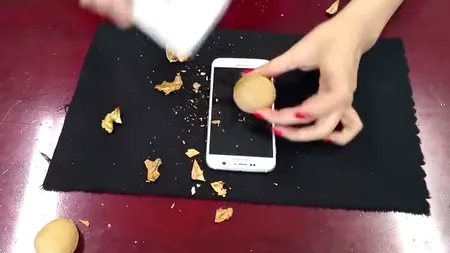 Și-a cumpărat două din cele mai scumpe și noi telefoane apoi s-a apucat să spargă nuci cu ele. Ce s-a întâmplat