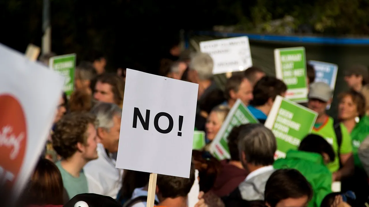 Protestele nonviolente au de 2 ori mai multe șanse de reușită față de cele violente. Ce spun specialiștii