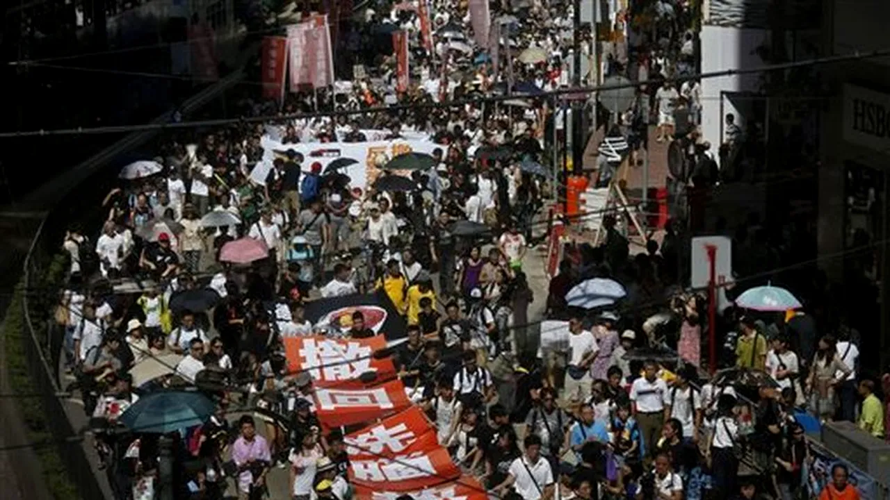 Mii de oameni au protestat la Hong Kong, cerând eliminarea CURSURILOR DE PATRIOTISM din școli