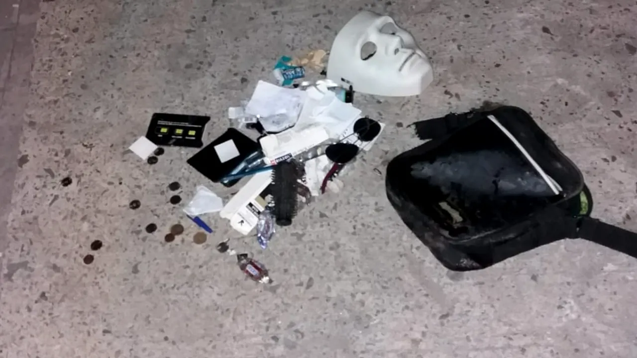 Caz șocant la Năvodari: Tânăr cu mască pe față, împușcat după ce a atacat oamenii pe stradă cu două cuțite / Nu a putut fi audiat