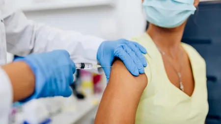 Specialist din Anglia, anunț teribil: “Niciun vaccin nu a fost vreodată 100% eficient. Cei imunizați anti-COVID pot răspândi, în continuare, boala!”