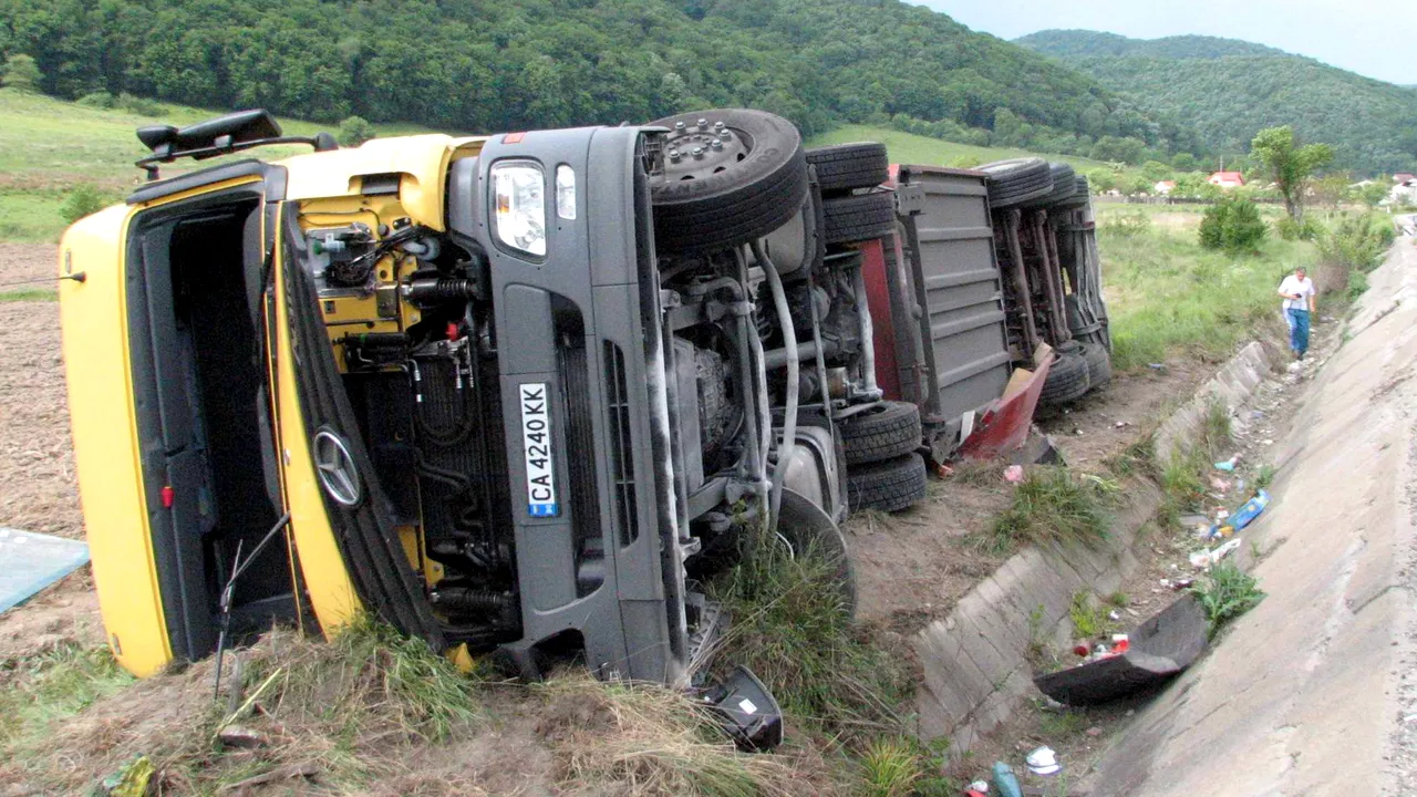 Accident SPECTACULOS în Vâlcea: Două TIR-uri s-au CIOCNIT. De pe o platformă au căzut mașini în curtea unei case