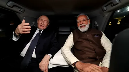 Vladimir Putin și-a început vizita de două zile în India. A fost întâmpinat de premierul indian, Narendra Modi, la scara avionului