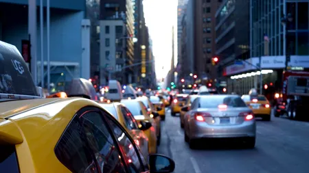 CERCETĂRI. Doi șoferi de taxi, prinși în timp ce încercau să scoată din țară șase migranți irakieni