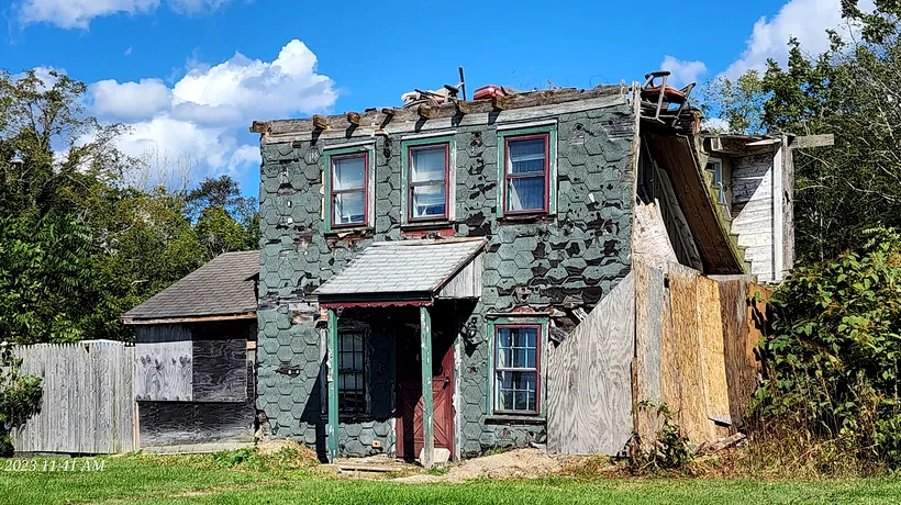 VIDEO | Cum a ajuns un scaun care atârnă pe o casă abandonată punctul de atracție al unui oraș
