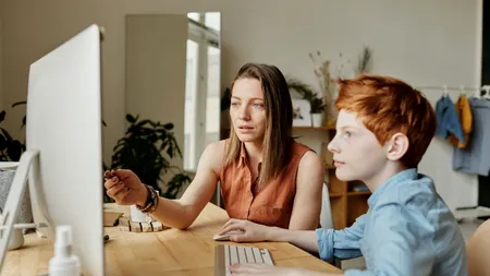 Consultant economic: Ce categorii de părinți nu pot sta acasă cu elevii care învață online. Mai întâi, angajatorul plătește indemnizația