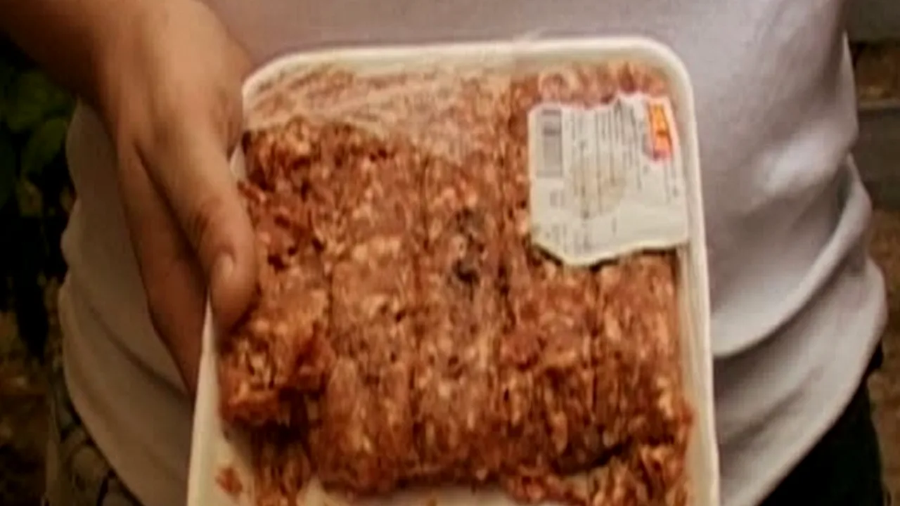 Surpriza din carnea de mici: un bărbat din Ploiești a simțit „o consistență ațoasă