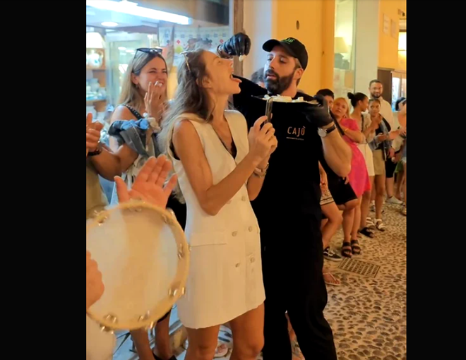 Alice Siminiceanu, o româncă originară din Suceava, a devenit un nume cunoscut pe insula italiană Sardinia datorită pizzeriei pe care o deține împreună cu iubitul și prietenii ei în Alghero / Sursa foto: Click.ro