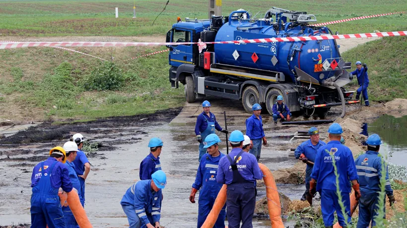 25 de tone de țiței extrase din Olt. Pata de petrol s-a oprit la barajul Drăgănești