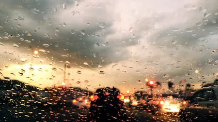 ANM: Avertizări meteo de ploi și vânt în mai multe regiuni din țară în acest weekend. Care sunt zonele vizate