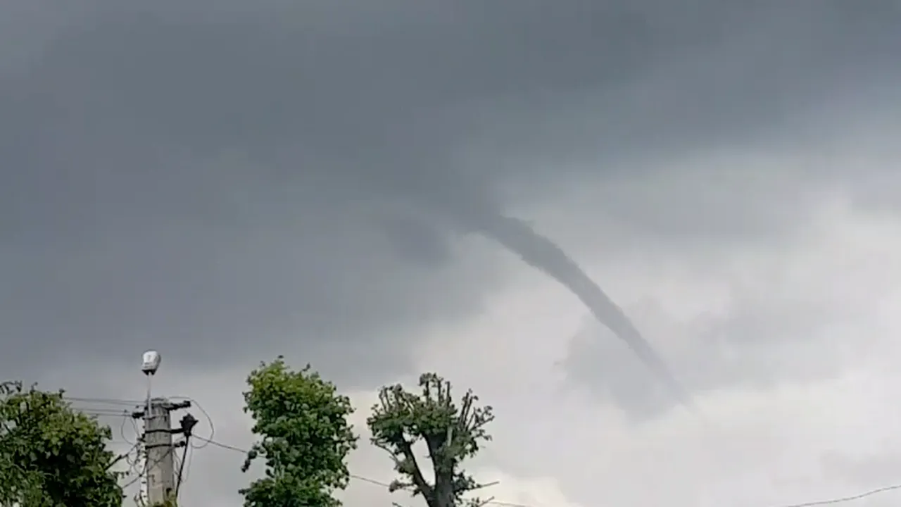 Fenomenele meteo extreme continuă: Tornadă în formare, surprinsă în județul Brașov - VIDEO