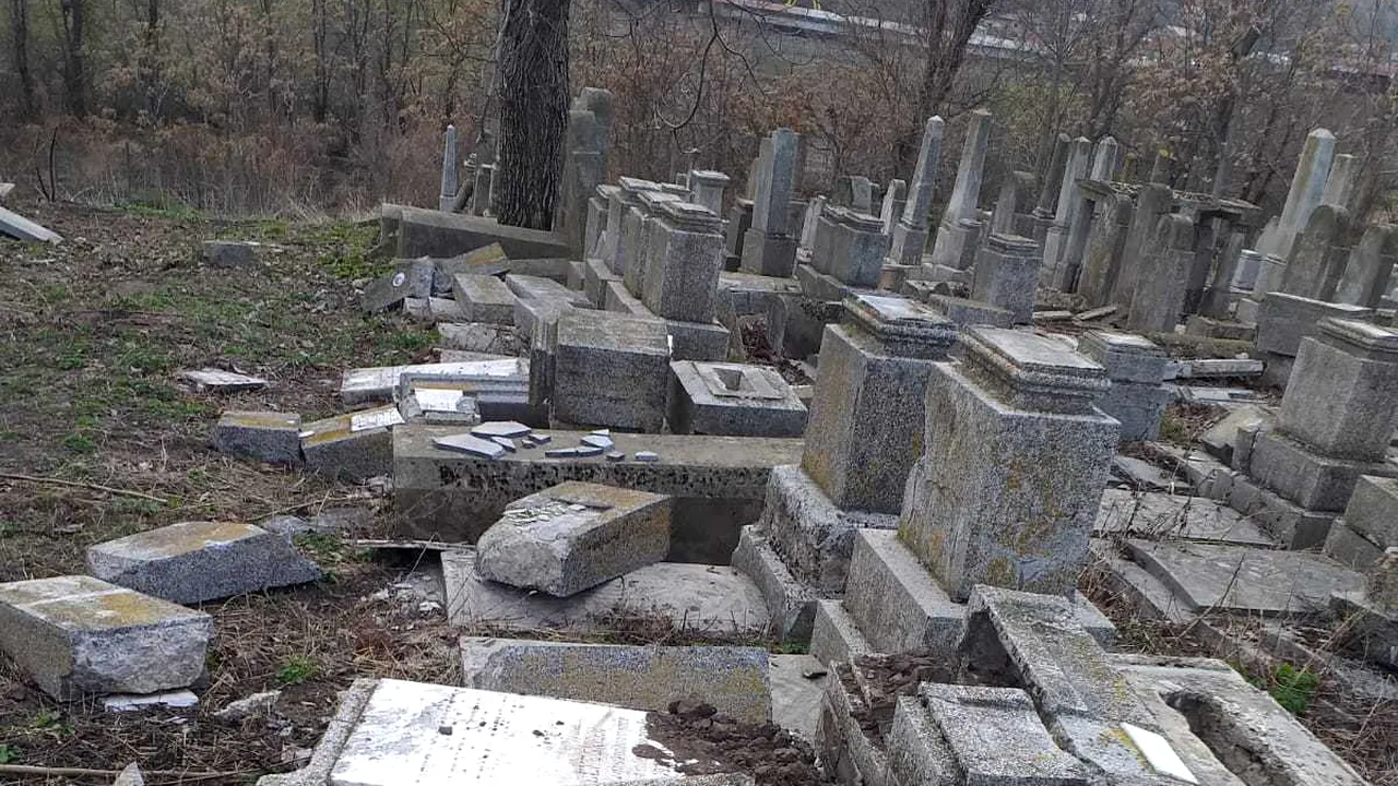 Peste 70 de monumente funerare au fost vandalizate într-un cimitir din Huși