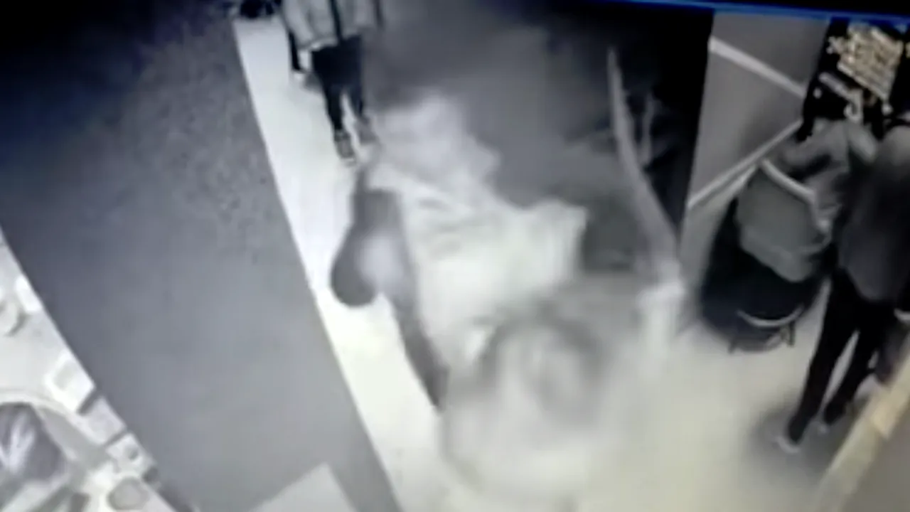 Angajata unui bar a fost BĂTUTĂ, după ce a refuzat să-i mai vândă alcool unui client BEAT