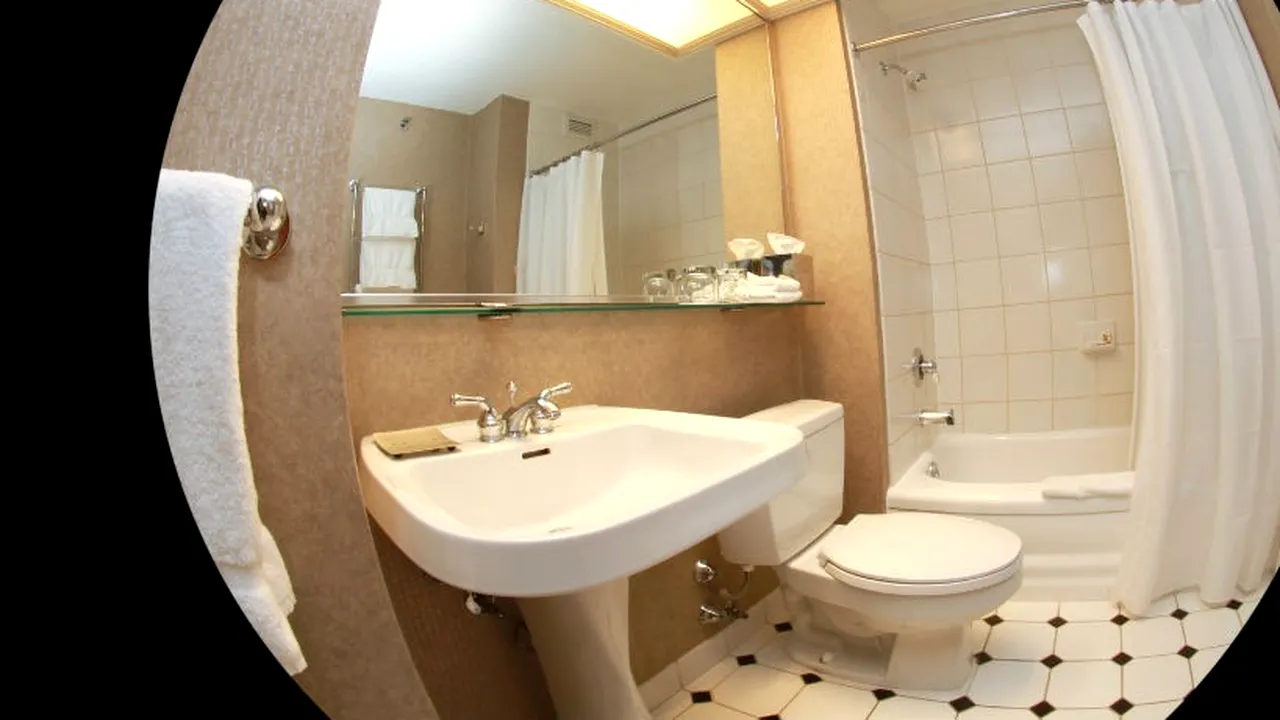 Un bărbat din Brăila a vrut să își spioneze soția la baie. Soacra l-a prins și l-a reclamat la poliție