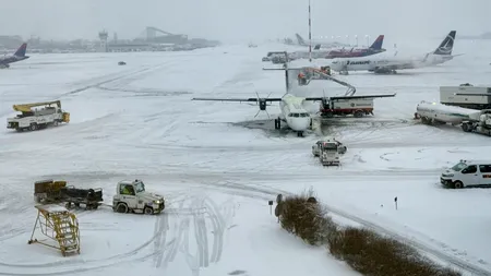 Trafic aerian în condiții de iarnă pe aeroporturile Otopeni și Băneasa. Informații de ultimă oră despre curse anulate și întârzieri
