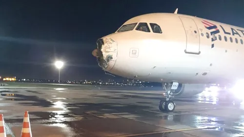 FOTO-VIDEO | Aproape 50 de pasageri, în pericol după ce avionul în care se aflau a fost lovit de grindină. Imaginile cu aeronava sunt terifiante
