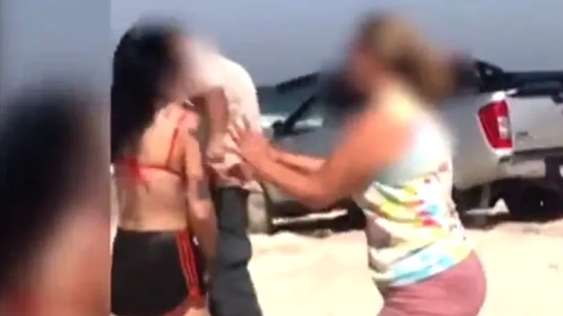 O tânără de 24 de ani a bătut un paznic, în timp ce se afla la plajă. „El a venit spre mine... / Motivul pentru care bărbatul a luat-o la rost și s-a ales cu nisip în ochi - VIDEO