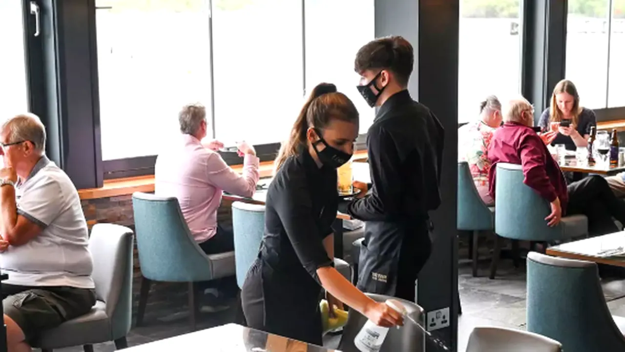 Modul în care Marea Britanie a repornit industria restaurantelor: plătind jumătate din nota de plata. 64 de milioane de mese au fost consumate cu reducere