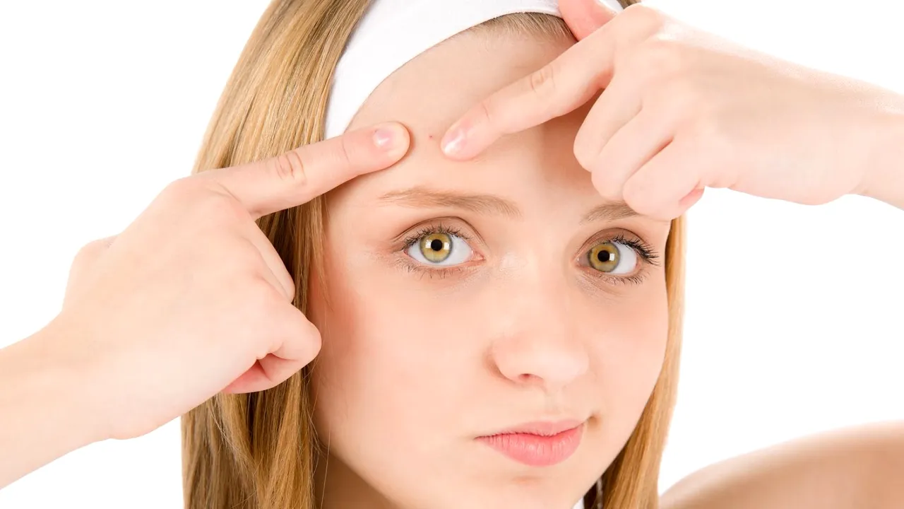 Ce sunt punctele albe care apar pe față