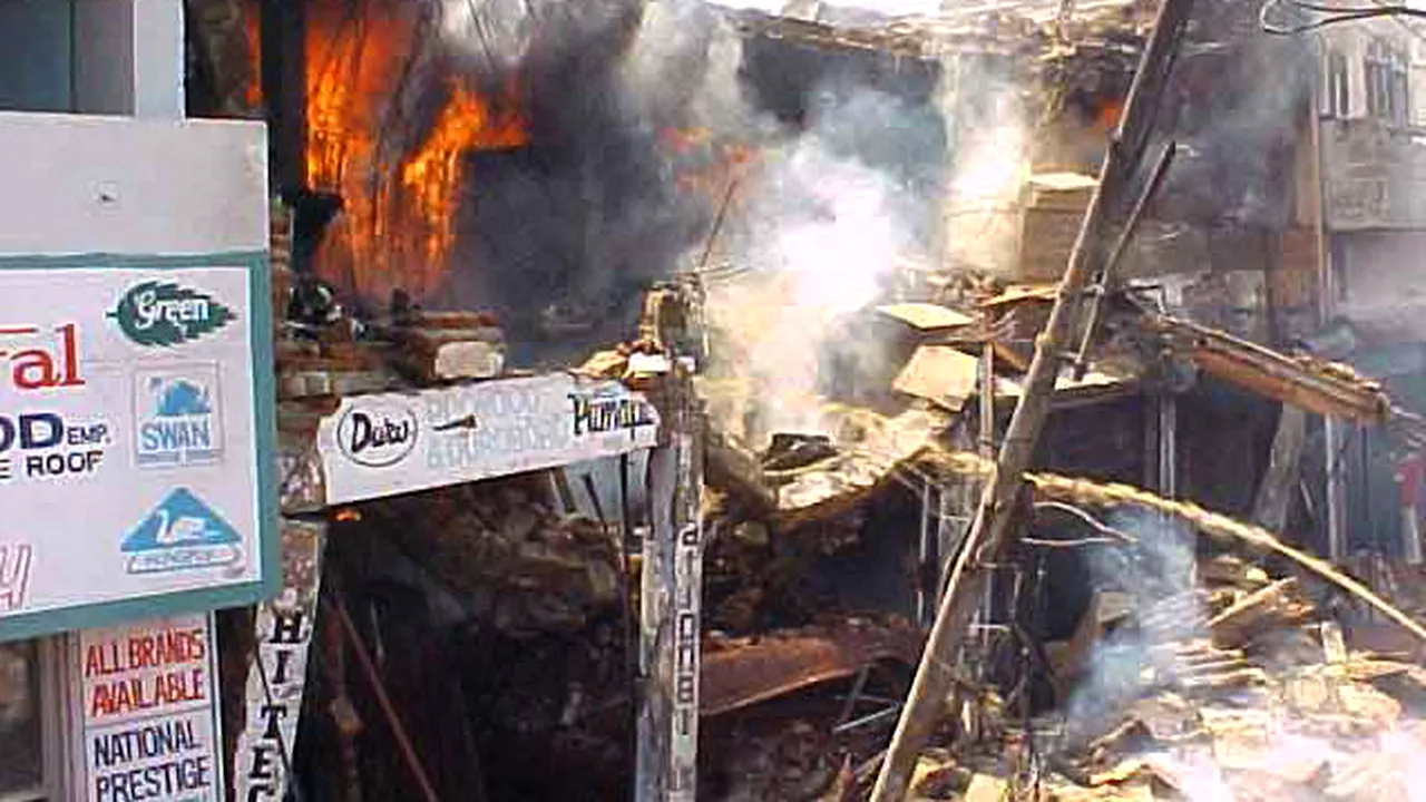 Trei oameni au murit după ce un avion de proveniență sovietică s-a prăbușit pe o casă