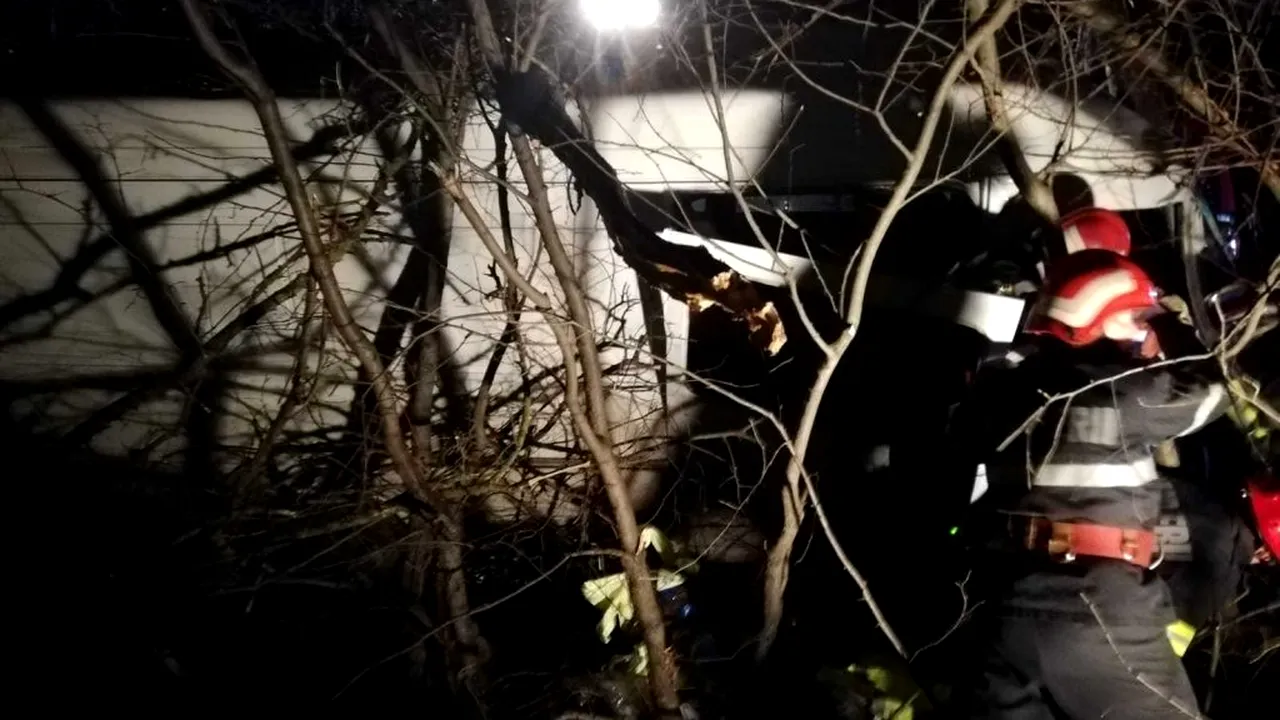 Accident tragic în Neamț | A fost declanșat planul roșu de intervenție după ce un microbuz cu nouă bărbați s-a răsturnat: două victime și mai mulți răniți 