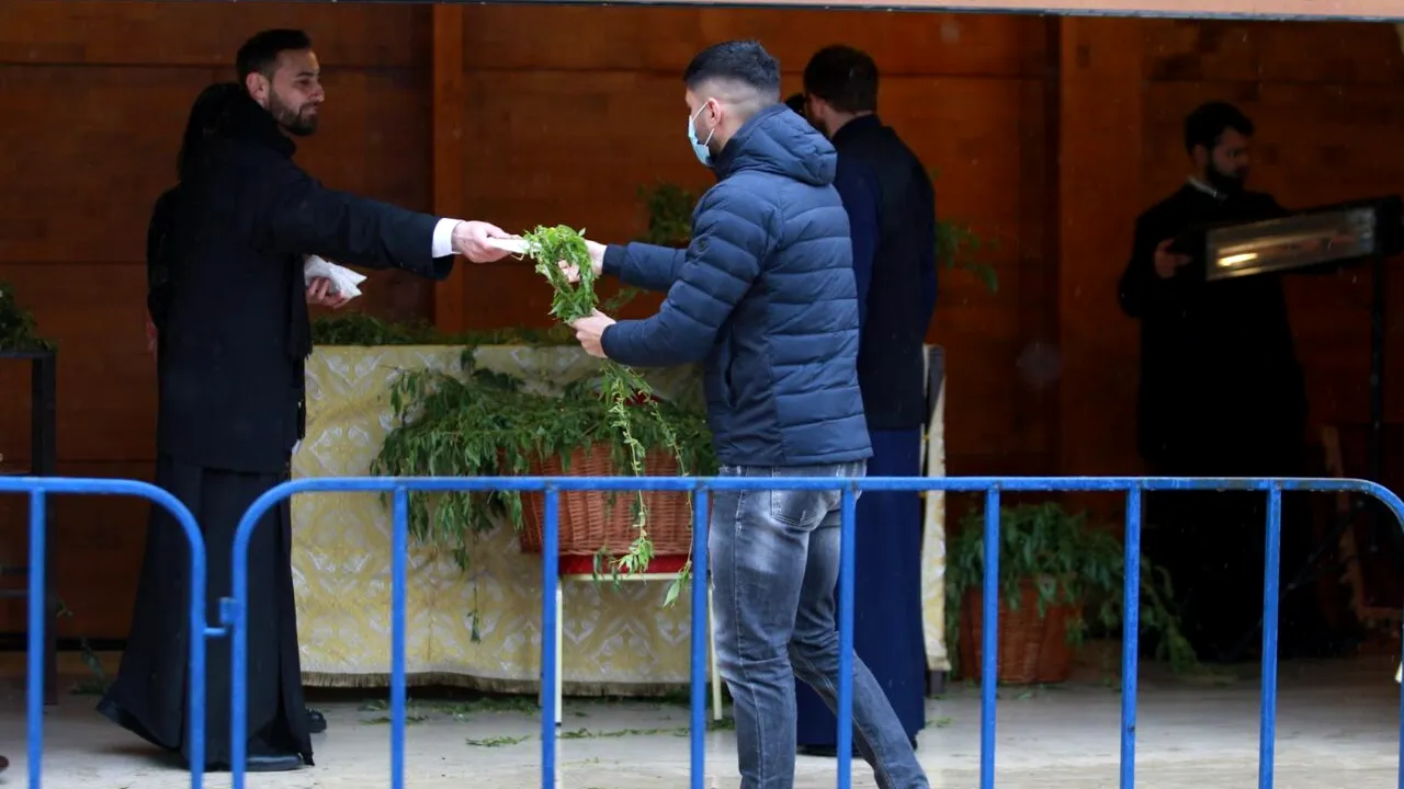 Credincioșii ortodocși s-au speriat de frigul din Capitală și puțini și-au luat ramuri de salcie sfințite de la Catedrala Patriarhală. Obiceiuri și tradiții de Florii