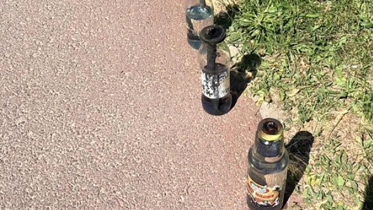 Un tânăr de 18 ani din județul Timiș, bănuit că a așezat mai multe sticle incendiare în apropierea sediului PSD Timișoara, este audiat de Poliție