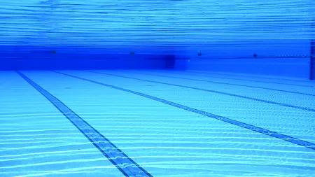 O fetiță de 5 ani a rămas cu mâna blocată în tubul de absorbție al unei piscine din Mamaia