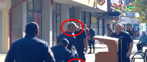 VIDEO - Panică pe o stradă din Focșani: Un bărbat a amenințat trecătorii cu un satâr / Momentul în care jandarmii l-au pus la pământ